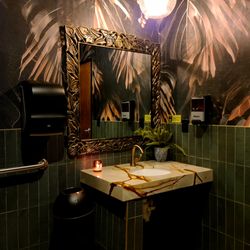 Verde - Clean, tidy restroom.