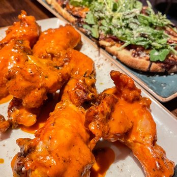 Le Papagayo - Crispy wings and Arugula & Prosciutto flatbread - Breakfast & Brunch Near Me - Encinitas, California Le Papagayo - Crispy wings and Arugula & Prosciutto flatbread - Breakfast & Brunch Near Me - Encinitas, California