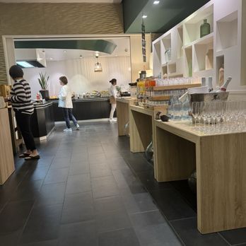 Centonze - Breakfast buffet area. Very extensive selection; including pancakes, omelets station, veggies, salmon, Serrano Ham, etc - Catalan Near Me - Barcelona, B