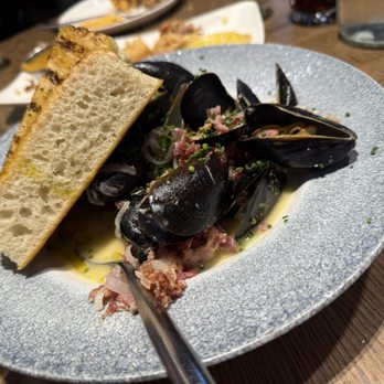 Dryft Wellesley - MUSSELS gorgonzola, cherry tomatoes, white wine, bacon, garlic bread † $18 - Seafood Near Me - Wellesley, Massachusetts Dryft Wellesley - MUSSELS gorgonzola, cherry tomatoes, white wine, bacon, garlic bread † $18 - Seafood Near Me - Wellesley, Massachusetts