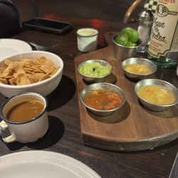 Restaurante Farol de Santa Luzia - Chips and salsa for the table