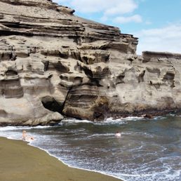Papakolea Beach (Green Sands) Papakolea Beach (Green Sands)