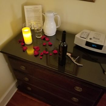 Foxfield Inn - Hotels Near Me - Charlottesville, Virginia