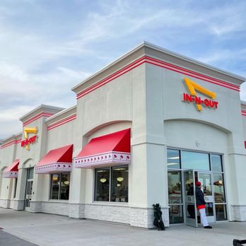 In-N-Out Burger - ows the outside of a restaurant - Fast Food Near Me - Aurora, Colorado In-N-Out Burger - ows the outside of a restaurant - Fast Food Near Me - Aurora, Colorado