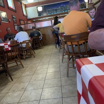 Brooklyn Pizza - Main seating area of the restaurant - Italian Near Me - Fulton, Missouri