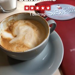 Süße Falle - Lekker Cappuccino mit einer wunderbaren Himbeertarte. Leider war die schneller gegessen, als wir fotografieren konnten