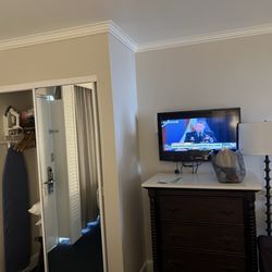 Tradewinds Island Resort - Tv bedroom