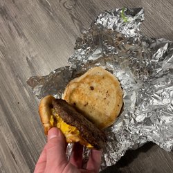 Canyons Fresh Grill - Cheese burger
