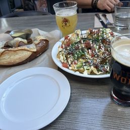 Poke nachos, pretzel with smoked cheddar, beers! Poke nachos, pretzel with smoked cheddar, beers!