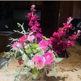 This is the arrangement Ruth's Roses sent.