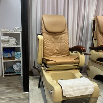 Smooth Nail Lounge - Broken chair - Nail Salons Near Me - Chicago, Illinois Smooth Nail Lounge - Broken chair - Nail Salons Near Me - Chicago, Illinois