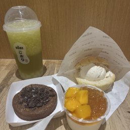 Green Grape Jasmine Tea, Melon Pan with Cheesecake Icecream, Chocolate Sea Salt Mochi Cookie, Mango w/ Jasmine Tea Jelly Panna Cotta