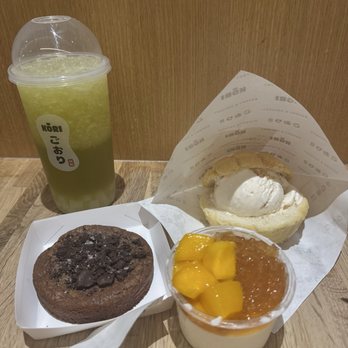 KŌRI Bakery & Dessert - Green Grape Jasmine Tea, Melon Pan with Cheesecake Icecream, Chocolate Sea Salt Mochi Cookie, Mango w/ Jasmine Tea Jelly Panna Cotta - Desserts Near Me - Orlando, Florida