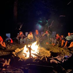 Chamlar Lakefront Resort & Cottages - Family campfire at night