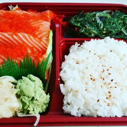 Asien Sonne - Lachs Sashimi mit Reis und Seealgensalat