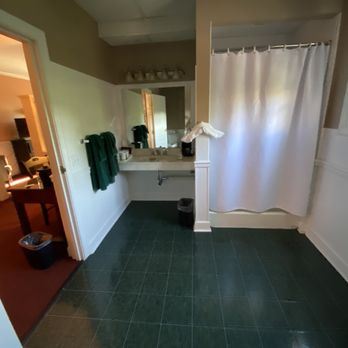 County Clare Inn - Bathroom - Bed & Breakfast Near Me - Milwaukee, Wisconsin County Clare Inn - Bathroom - Bed & Breakfast Near Me - Milwaukee, Wisconsin