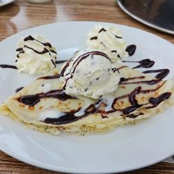 Restaurant Split - Palatschinken mit Nutella-Füllung und  Stracciatellaeis / Pancake with Nutella filling and a scoop of stracciatella ice cream