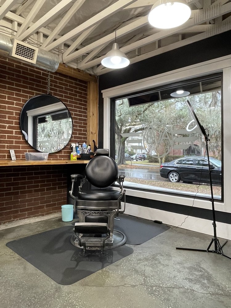 AV8 Barbers Logo