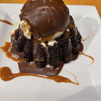 Chili's - Molten chocolate cake with vanilla ice cream - American Near Me - Las Vegas, Nevada