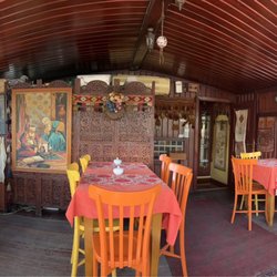 Nev-i Cafe - Die gemütliche Dachterrasse - da fühlt man sich 100 Jahre zurück versetzt.