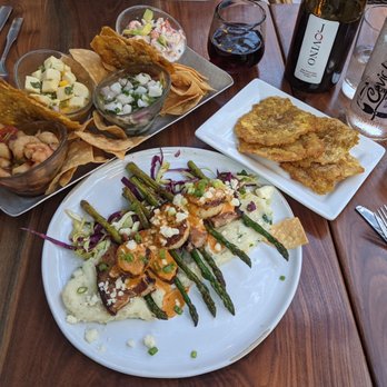 Ceviche's - El Quatro, Blackened Scallops with Roast Pork Belly, and a nice Jovino Pinot Noir. - Seafood Near Me - Wilmington, North Carolina