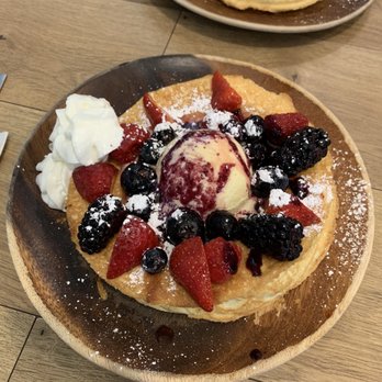 Aloha Kitchen - Berry Berry Souffle Pancake - Breakfast & Brunch Near Me - Honolulu, Hawaii
