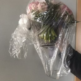 No water in the vase & the florist didn't fix it No water in the vase & the florist didn't fix it