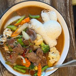 Blu Arroz Asian Bistro - Beef with cute bunny shaped rice