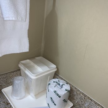 Quality Inn - Cracks in wallpaper and dirty splatters on the walls of bathroom - Hotels Near Me - New Castle, Pennsylvania
