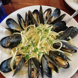 Mussels and linguine with white wine sauce Mussels and linguine with white wine sauce