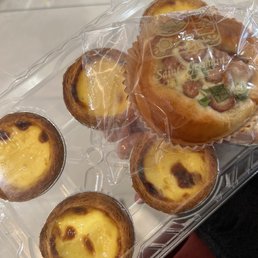 Portuguese egg tarts and hot dog green onion bun Portuguese egg tarts and hot dog green onion bun