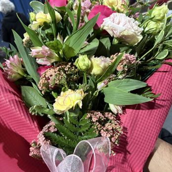 Strelitzia Flower Company - Florists Near Me - Davis, California