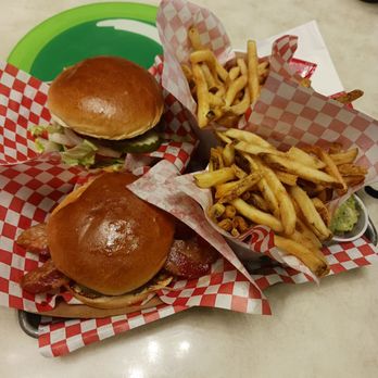Wahlburgers - American Near Me - Cabazon, California