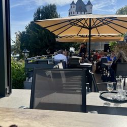 Weinstube Gelbes Haus - Terrasse mit Rheinblick | Gelbes Haus Eltville, immer eine gute Empfehlung!