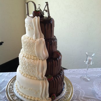 Tonna's Cakes - Half and half wedding cake - Bakeries Near Me - Brandon, South Dakota