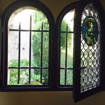 Château Eza - Window in the soaking bathtub room - French Near Me - Èze, 06