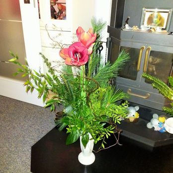 Blumen Peters - Amaryllis mit Tanne und Kiefer - Florists Near Me - Norderstedt, SH