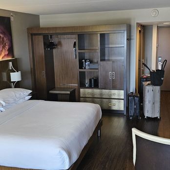 Baton Rouge Marriott - Very clean cold king bed room. Great pool and city view - Hotels Near Me - Baton Rouge, Louisiana Baton Rouge Marriott - Very clean cold king bed room. Great pool and city view - Hotels Near Me - Baton Rouge, Louisiana