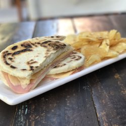 Innato - Probablemente uno de los mejores (bah, casi seguro seguro) tostados de jamón y queso que he probado. En pan arabe.