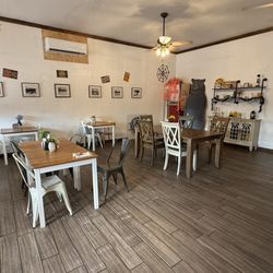 Lacy's Kountry Store - Dining area is very well furnished.
