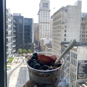 Better Blend - Super Bowl with Banana Strawberries Granola Peanut Butter - Juice Bars & Smoothies Near Me - Cincinnati, Ohio