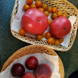 Tomatoes, peaches, and plums. Oh, yum!