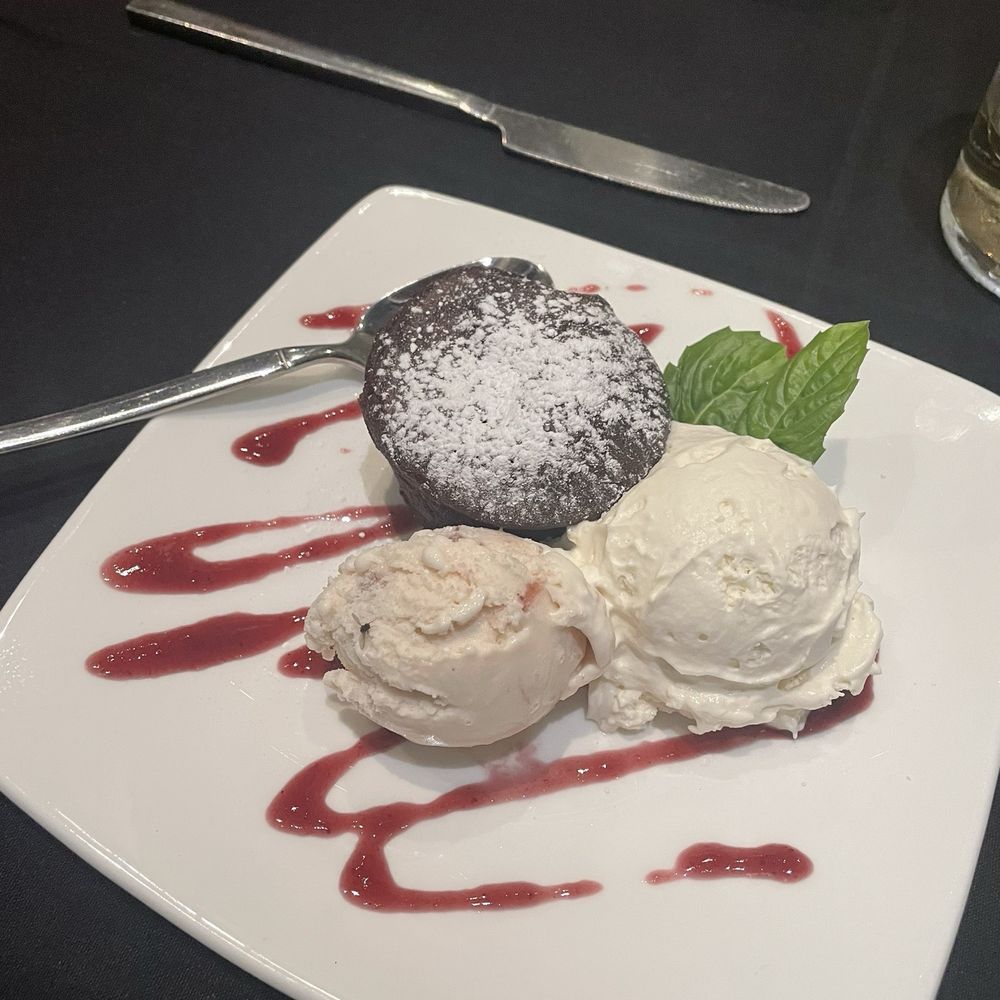 Chocolate cake (that looks like lava cake)