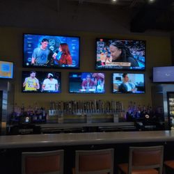 Buffalo Wild Wings - Bar / TV wall