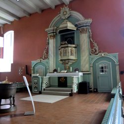 Evangel. Pfarramt Peter und Paul - Altar an der Längswand.