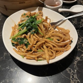 Din Tai Fung - Chicken with noo Fried Noodles with Chicken - Shanghainese Near Me - Glendale, California Din Tai Fung - Chicken with noo Fried Noodles with Chicken - Shanghainese Near Me - Glendale, California