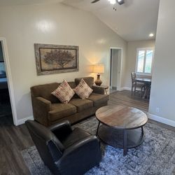 Cambria Pines Lodge - Comfy sitting area