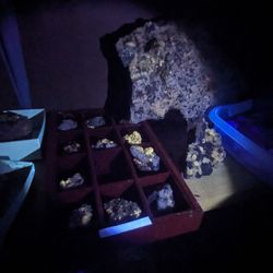 Prairie Agate Rock Shop - Dark room