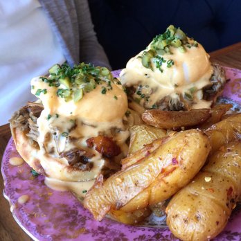 Willow Room - Eggs Benedict - usually hate this stuff but this was pretty good! - Wine Bars Near Me - Chicago, Illinois