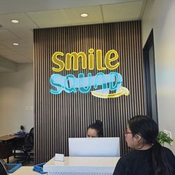Smile Squad LV - Muy feliz que por fin allá abierto la nueva oficina,  ya que ellos son muy atentos y amables. El lugar es muy espacio y esta bien equipado.